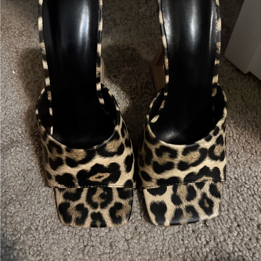 Elegant Black and Brown Heels with Sleek Design